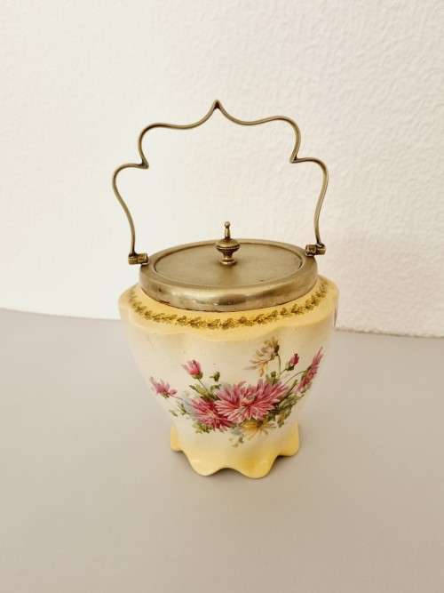 Biscuit barrel