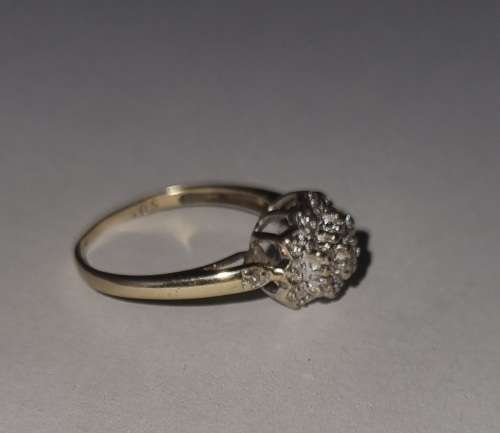 9ct YELLOW GOLD CLUSTER RING