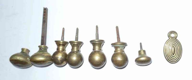 VINTAGE BRASS DOOR & CUPBOARD KNOBS & KEY ESTRUCHEON