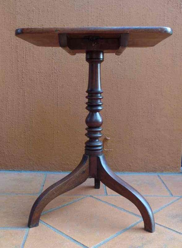 Antique Georgian Mahogany Tilt-top Table