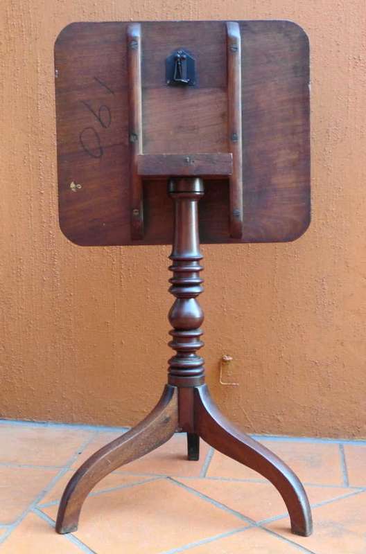 Antique Georgian Mahogany Tilt-top Table