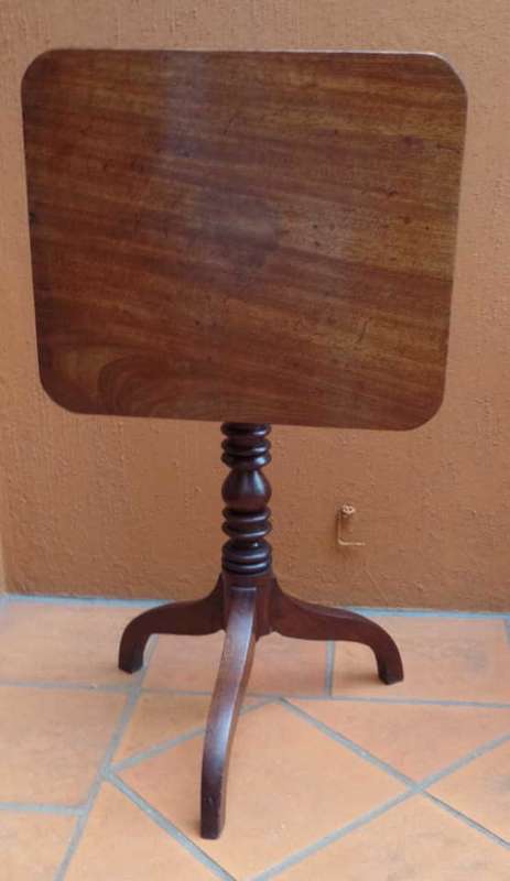 Antique Georgian Mahogany Tilt-top Table