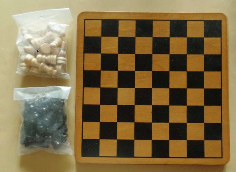 WOODEN CHESS SET - OAK FINISH BOARD - SOLID WOOD HAND CARVED CHESS PIECES