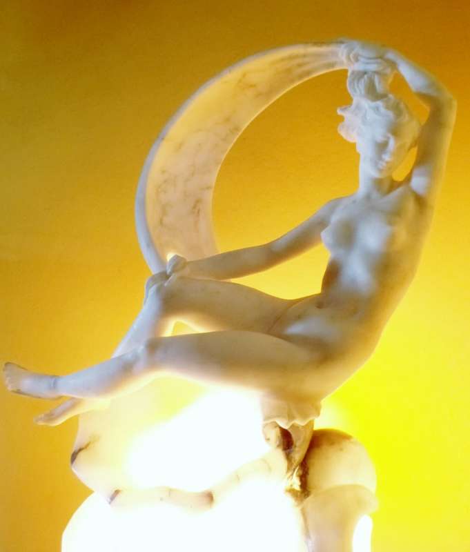 Italian Art Deco Alabaster figural lamp of Onolina with Carrara marble stand