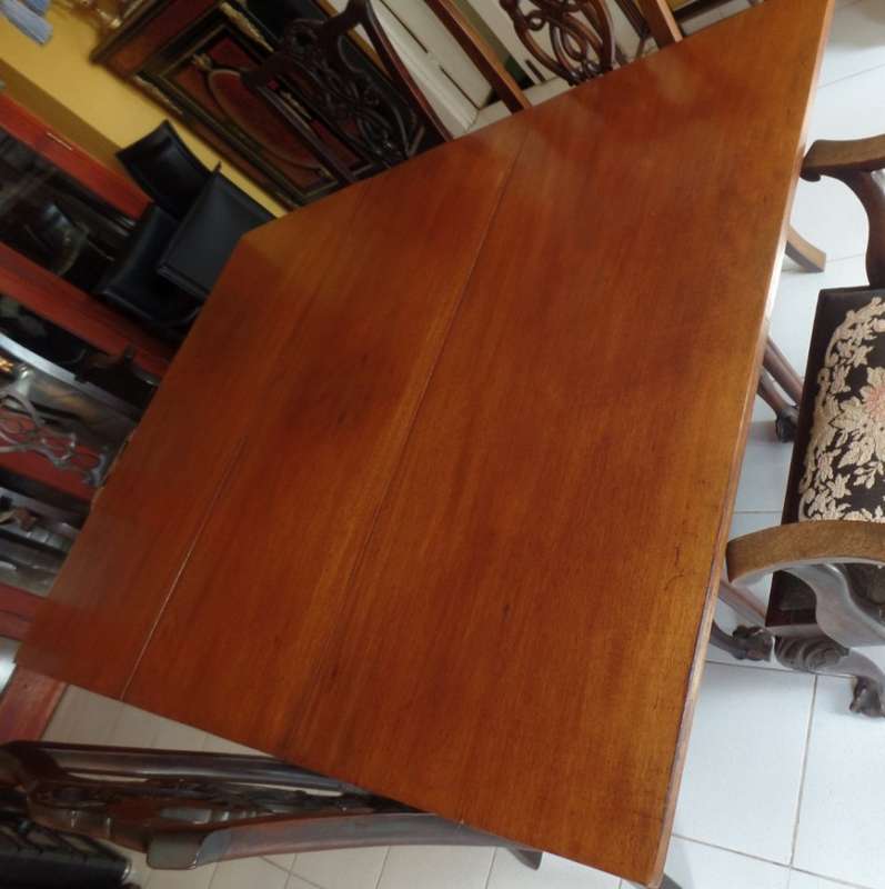 Antique Georgian mahogany gate leg drop leaf table