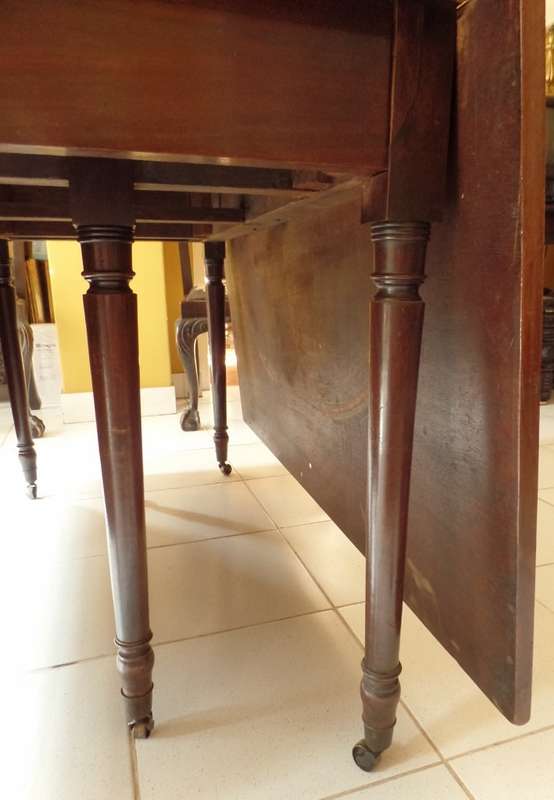 Antique Georgian mahogany gate leg drop leaf table