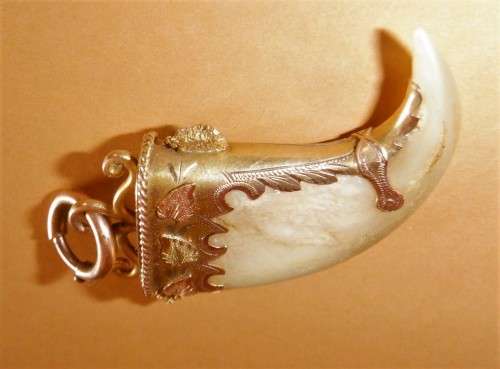 ANTIQUE TIGER CLAW PENDANT MOUNTED IN ETCHED YELLOW AND ROSE GOLD