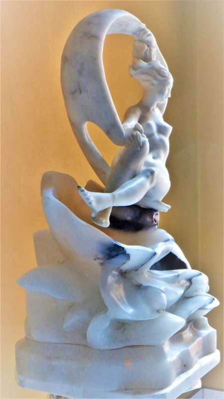 Italian Art Deco Alabaster figural lamp of Onolina with Carrara marble stand