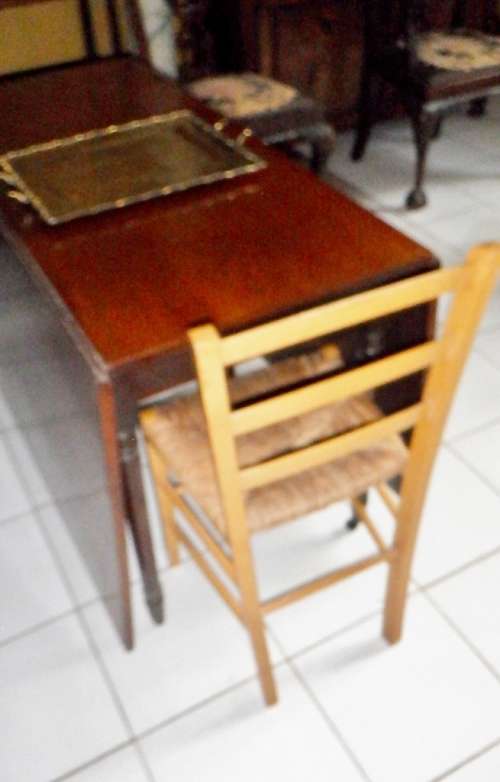 Antique Georgian mahogany gate leg drop leaf table