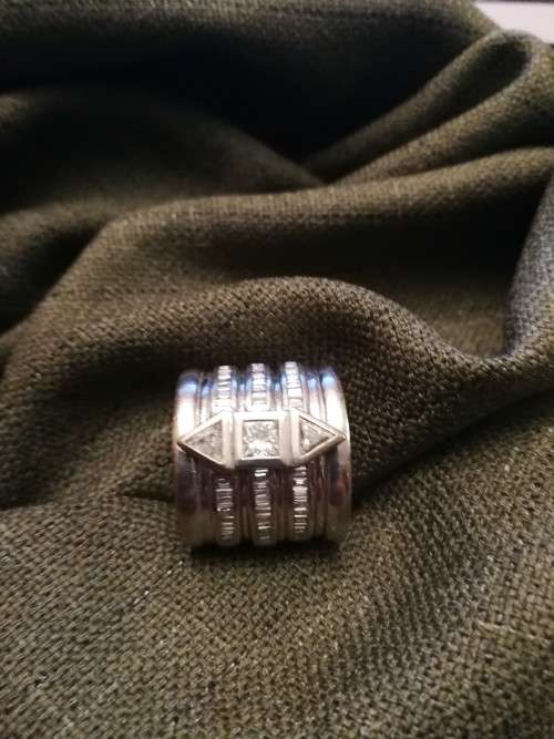 18ct White Gold and Diamond Dress Ring