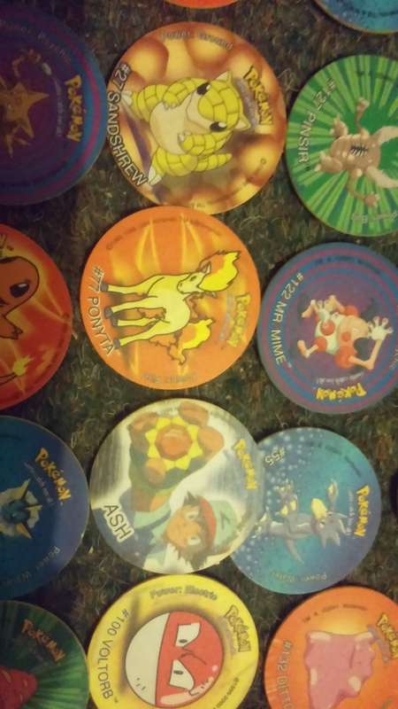 A huge lot of pokemon Tazos PLUS LEGENDARY POKEMONS