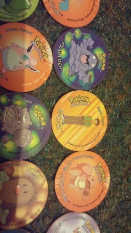 A huge lot of pokemon Tazos PLUS LEGENDARY POKEMONS