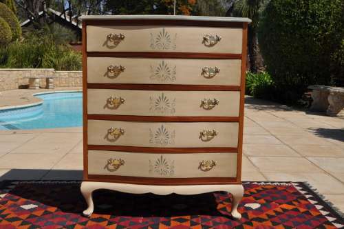 Queen Ann Leg Bow Fronted Chest Of Drawers  --  Collections Only!!!