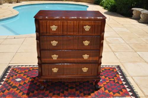 Imbuia Ball & Claw Chest Of Drawers  --  4 Drawers  --  Collections Only!!!