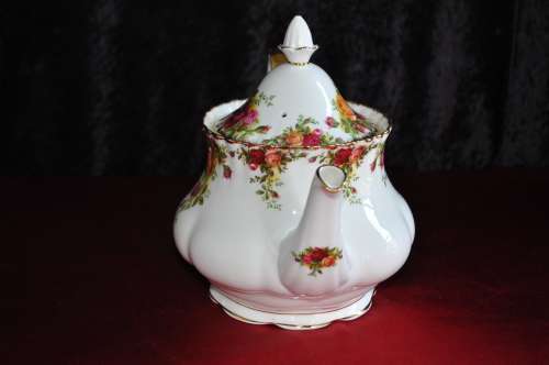 Royal Albert "Old Country Roses" 40 Piece Tea Set  --  Collections or Courier Please!!