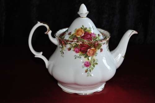 Royal Albert "Old Country Roses" 40 Piece Tea Set  --  Collections or Courier Please!!