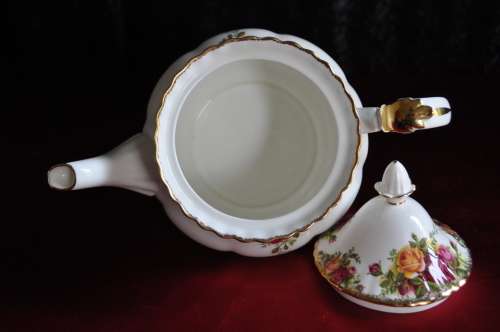 Royal Albert "Old Country Roses" 40 Piece Tea Set  --  Collections or Courier Please!!