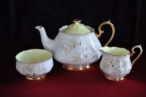 Royal Albert "Montrose" Large Tea Pot, Milk & Sugar.  Collections or courier please!!