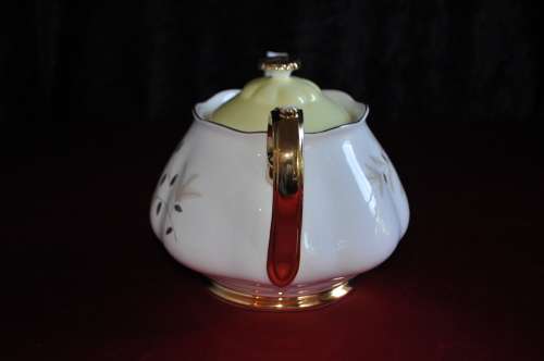 Royal Albert "Montrose" Large Tea Pot, Milk & Sugar.  Collections or courier please!!