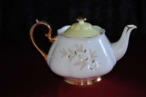 Royal Albert "Montrose" Large Tea Pot, Milk & Sugar.  Collections or courier please!!