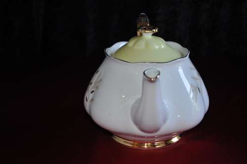 Royal Albert "Montrose" Large Tea Pot, Milk & Sugar.  Collections or courier please!!