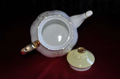 Royal Albert "Montrose" Large Tea Pot, Milk & Sugar.  Collections or courier please!!