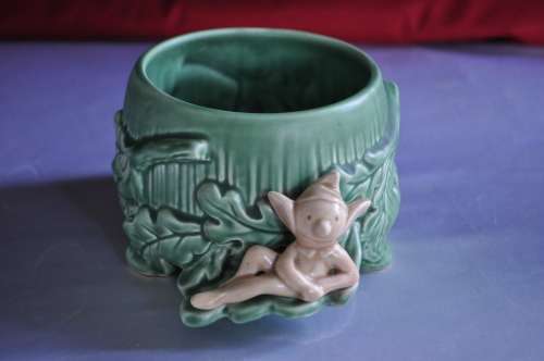 Sylvac -- 2295  --  Acorn & Pixie Plant Holder.