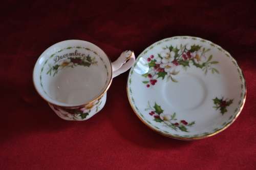 Royal Albert Miniature Flower Of The Month December "Christmas Rose" Duo