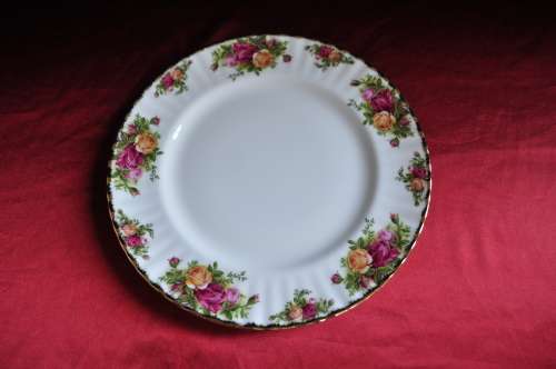 Royal Albert "Old Country Roses" 8 x Dinner Plates & 8 x Salad Plates - Collections or Courier!