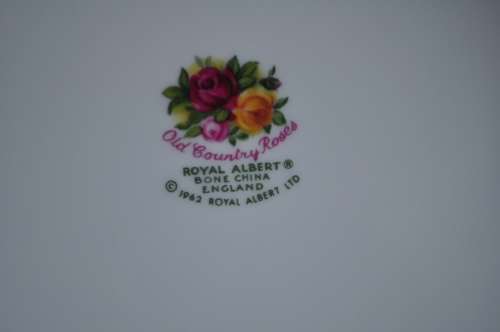 Royal Albert "Old Country Roses" 8 x Dinner Plates & 8 x Salad Plates - Collections or Courier!