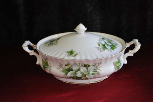 Royal Albert "Trillium" 56 Piece Dinner Set.   Collection or Courier Please.