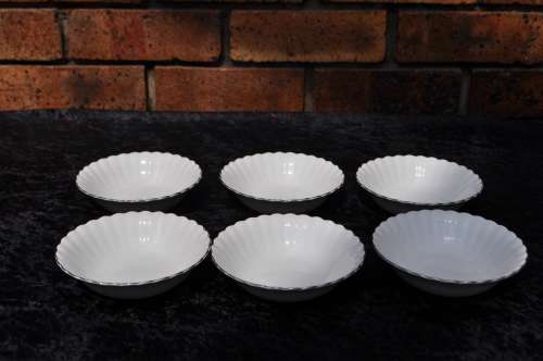 Royal Albert "Chantilly" 24 Piece Dinner Set.    Collection or Courier Please!