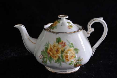 Royal Albert "Tea Rose" Tea Pot 8 Cups.