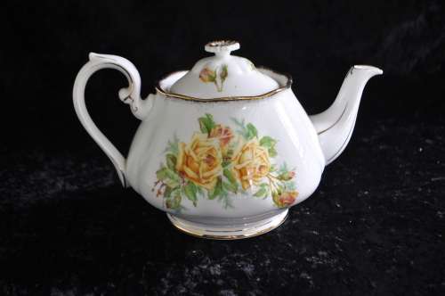 Royal Albert "Tea Rose" Tea Pot 8 Cups.