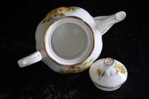 Royal Albert "Tea Rose" Tea Pot 8 Cups.