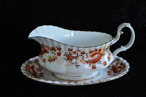 Royal Albert Gravy Boat & Saucer `Keepsake`