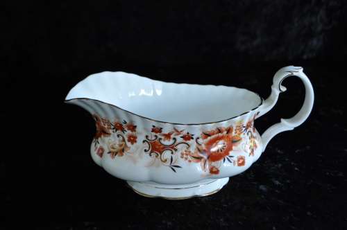 Royal Albert Gravy Boat & Saucer `Keepsake`