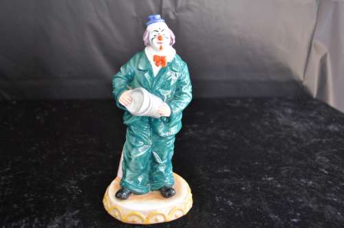 Royal Doulton Figurine `Will He - Won't He` HN 3275.