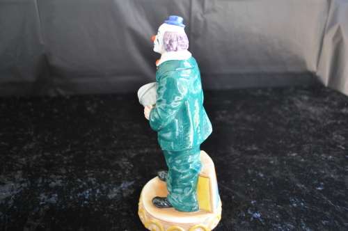 Royal Doulton Figurine `Will He - Won't He` HN 3275.