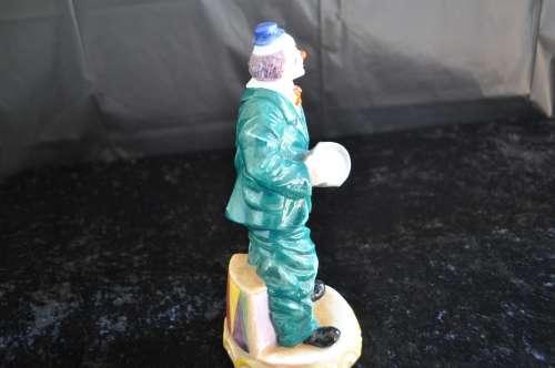 Royal Doulton Figurine `Will He - Won't He` HN 3275.