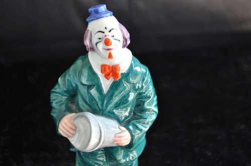 Royal Doulton Figurine `Will He - Won't He` HN 3275.