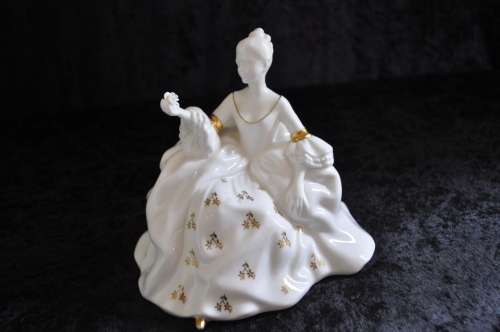 Royal Doulton Figurine `Antoinette` HN 2326