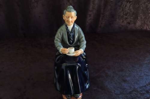 Royal Doulton Figurine `The Cup Of Tea` HN 2322