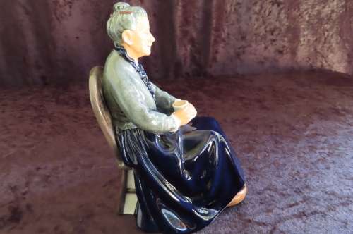 Royal Doulton Figurine `The Cup Of Tea` HN 2322