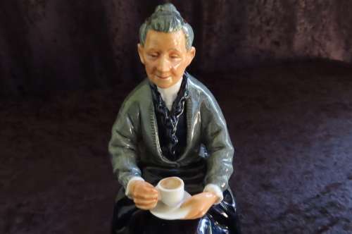 Royal Doulton Figurine `The Cup Of Tea` HN 2322