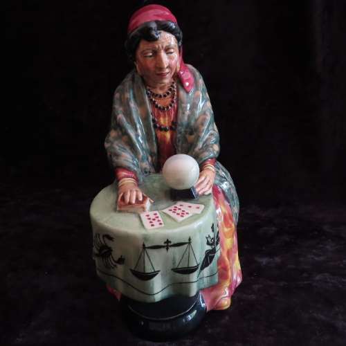 Royal Doulton Figurine "Fortune Teller" HN 2159