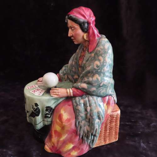 Royal Doulton Figurine "Fortune Teller" HN 2159