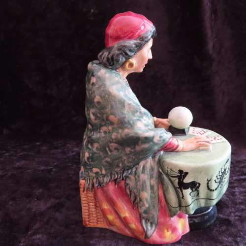 Royal Doulton Figurine "Fortune Teller" HN 2159