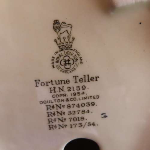 Royal Doulton Figurine "Fortune Teller" HN 2159