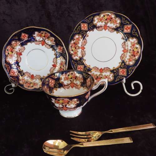 Royal Albert Unnamed (Heirloom Pattern) Trio
